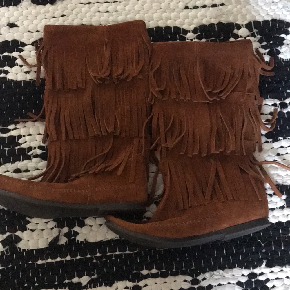 Women’s Minnetonka Size 7- Mid calf